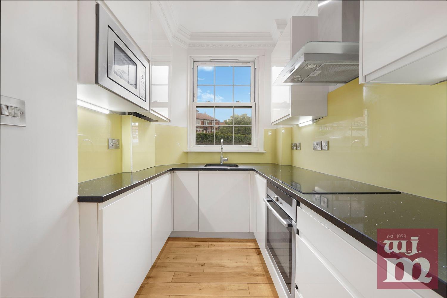 2 bed property in Devon Mansions, Tower Bridge